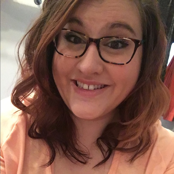 Meet your Posher, Nicole - Picture 1 of 1